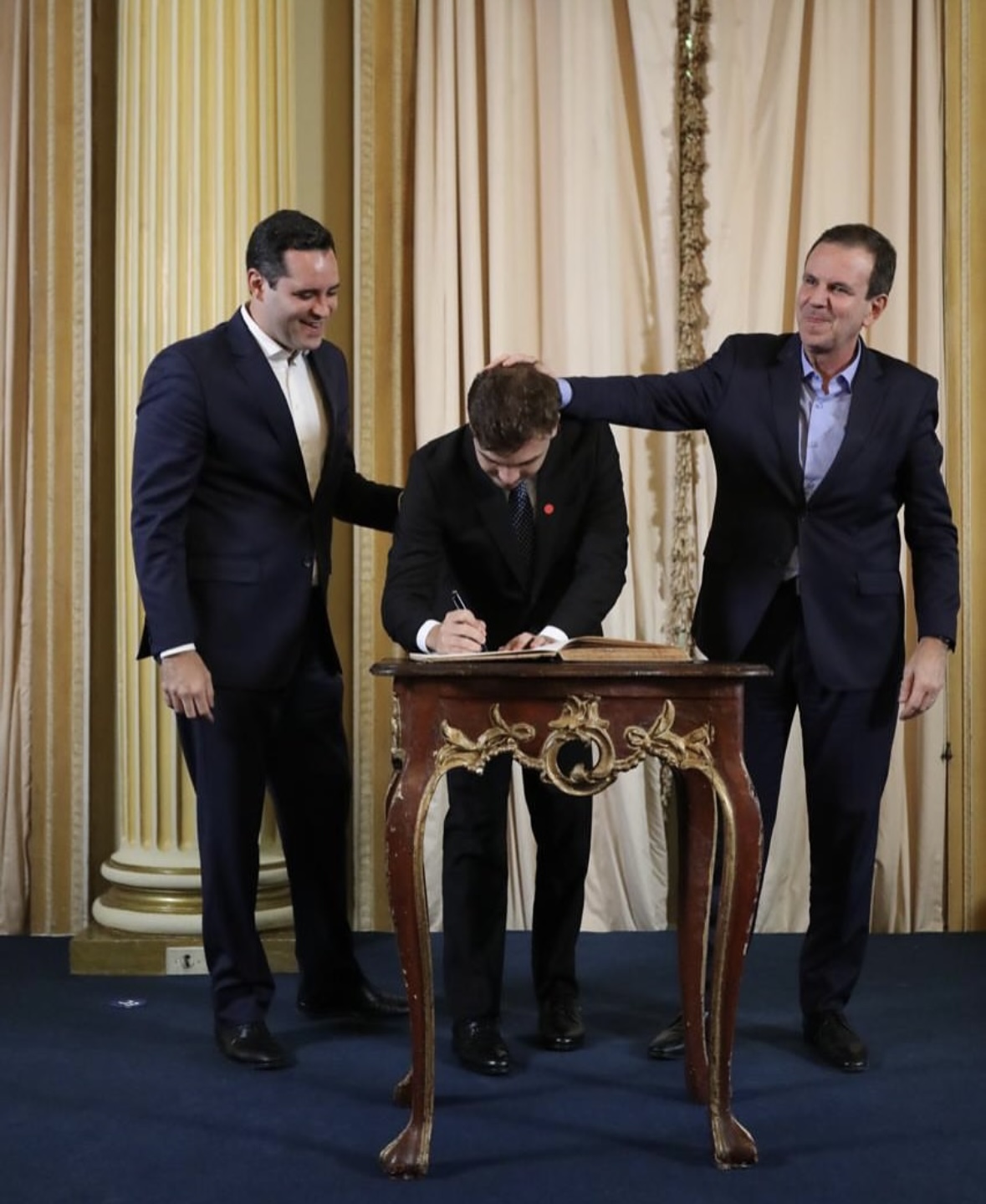 Da esquerda para direita: Eduardo Cavaliere, vice-prefeito, João Pires, Secretário na SEDECON e Eduardo Paes, prefeito do Rio de Janeiro