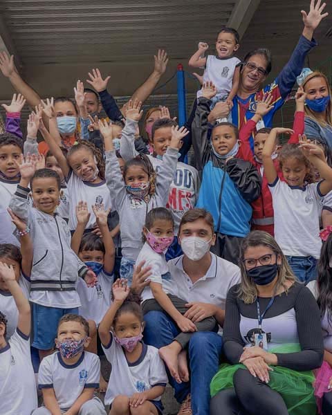 João Pires e as crianças na retomada da educação pós pandemia.