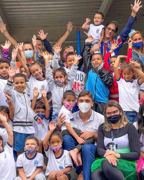 João Pires na escola com as crianças retornando às aulas. João Pires na escola com as crianças retornando às aulas.