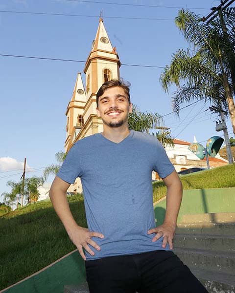 João Pires em frente à Igreja Matriz de São Gonçalo