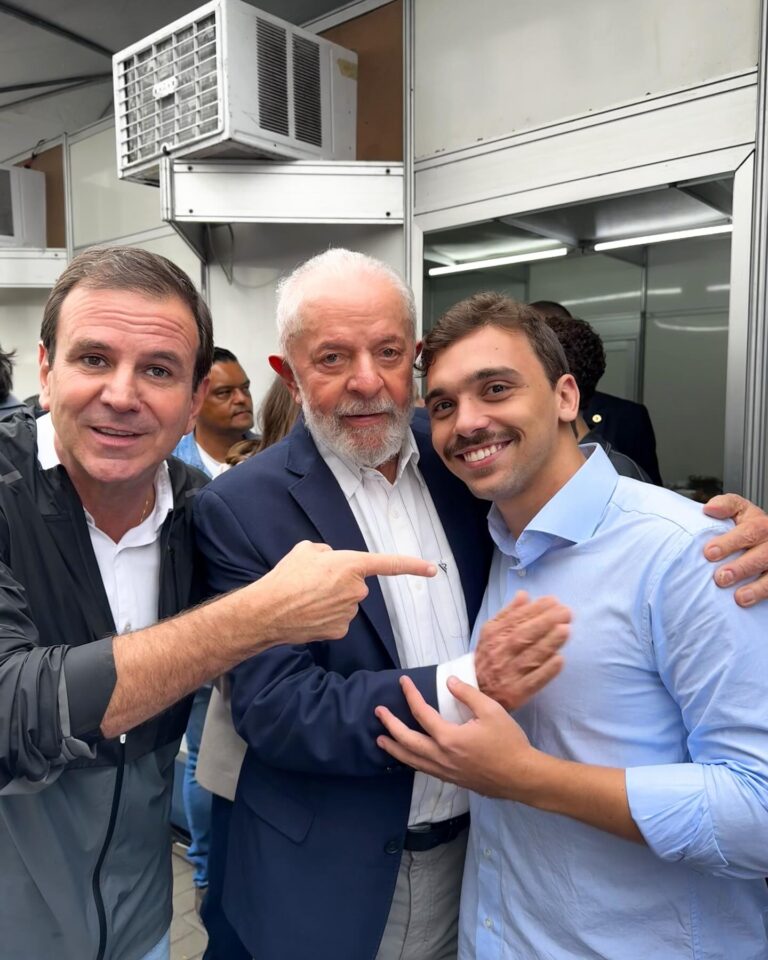 Eduardo Paes, Lula e João Pires na inauguração dos apartamentos sociais no Rio de Janeiro.