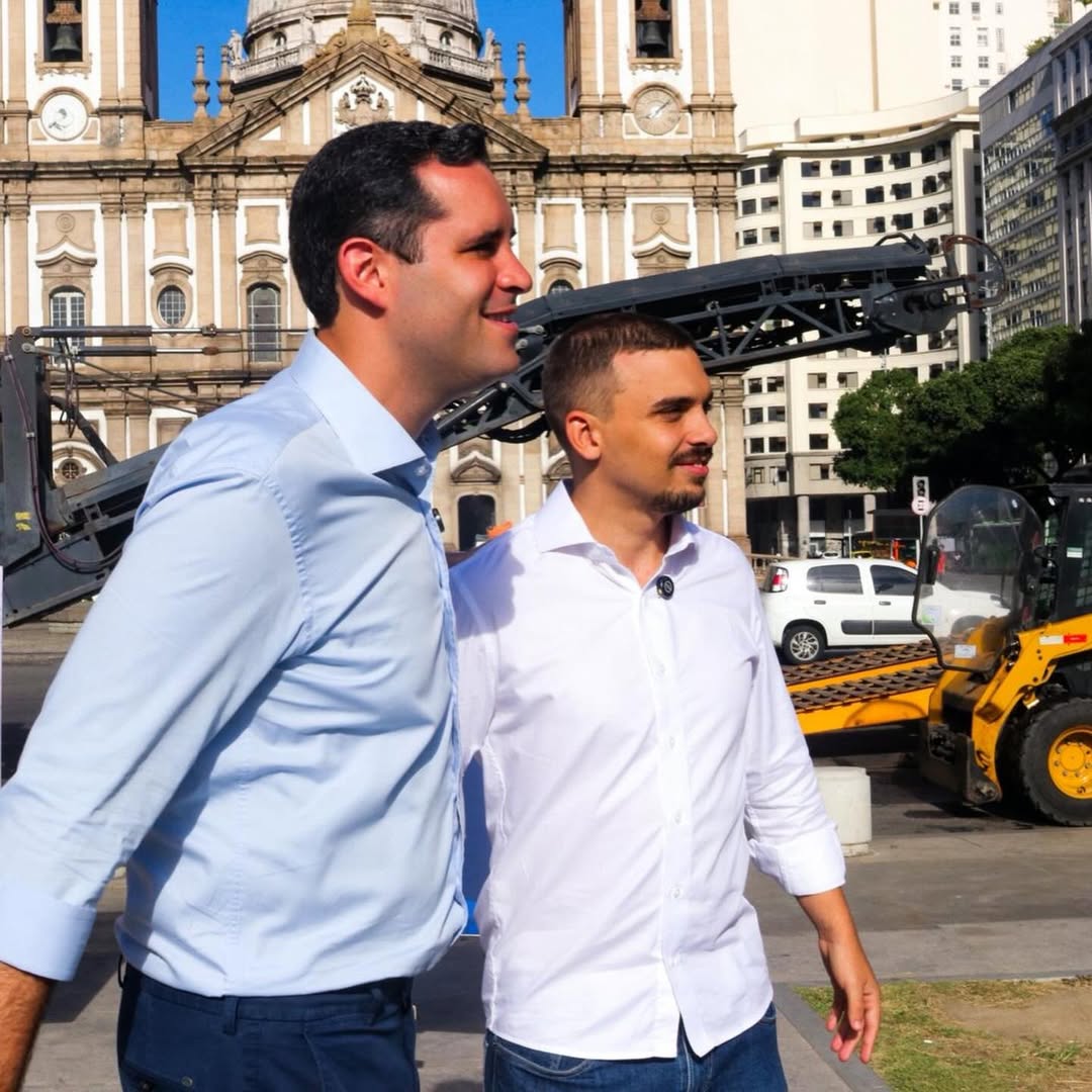 Eduardo Cavaliere, o novo prefeito do Rio de Janeiro, com João Pires (então Secretário de Proteção e Defesa do Consumidor - Procon Carioca) em frente à Igreja da Candelária, no Centro. 