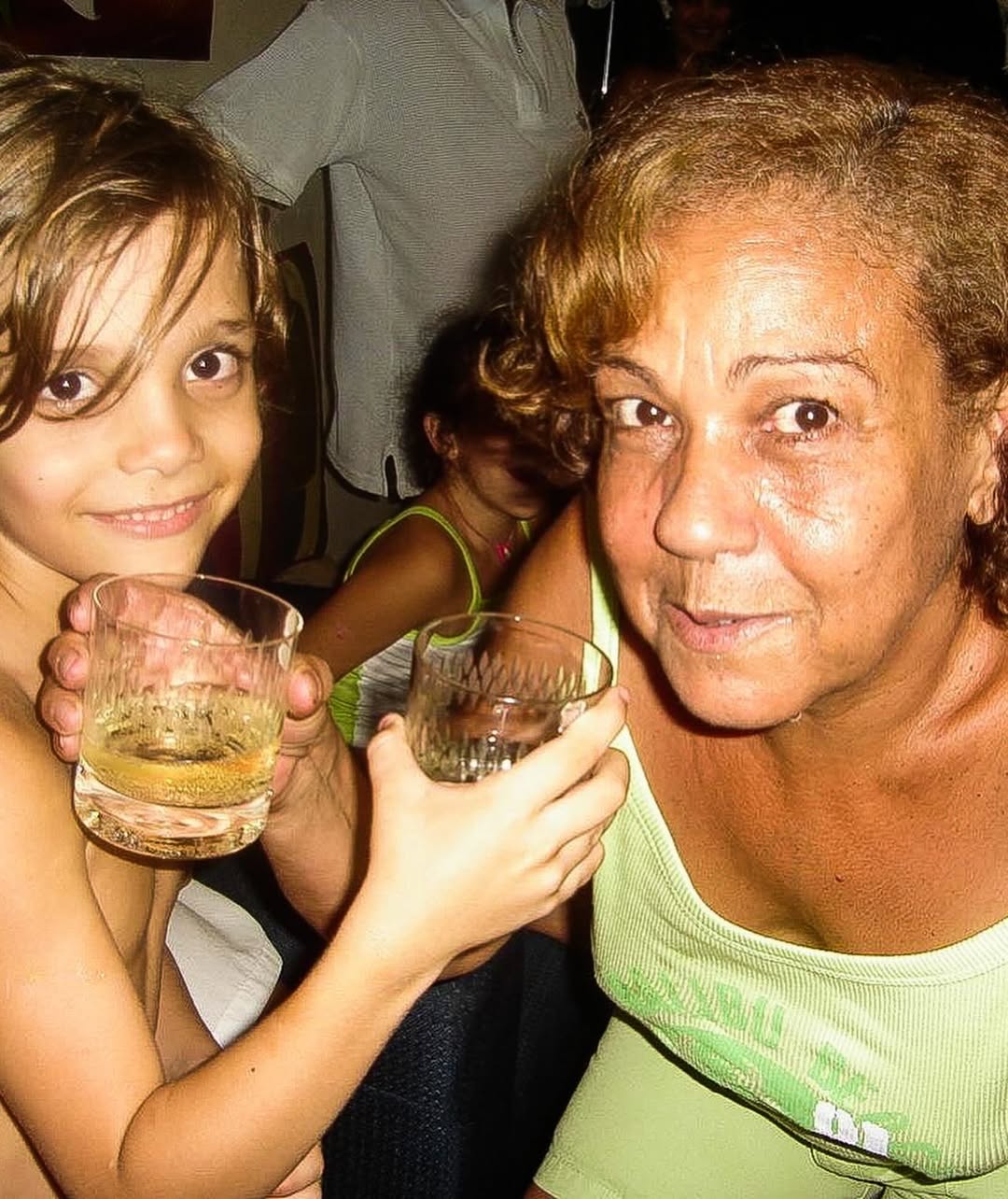 João Pires, ainda criança, numa comemoração com sua avó, Dona Maria da Conceição