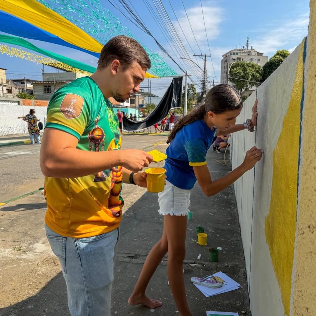 João Pires pintando a Rua Taturana em Vicente de Carvalho para a Copa 2026