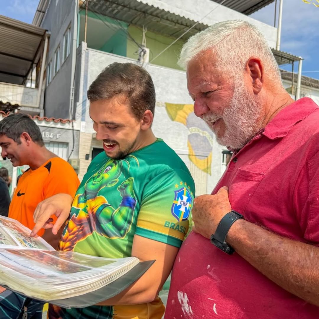 Pessoas pintando a Rua Taturana em Vicente de Carvalho para a Copa 2026