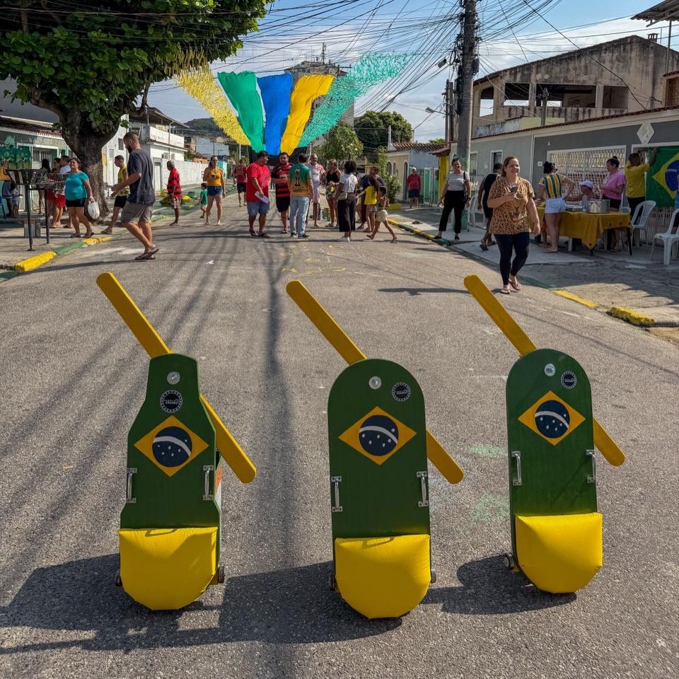 Pessoas pintando a Rua Taturana em Vicente de Carvalho para a Copa 2026