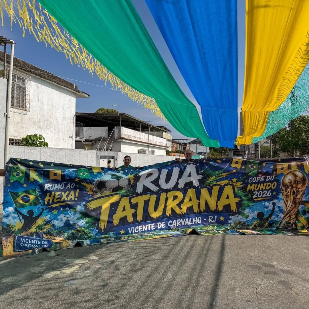 Pessoas pintando a Rua Taturana em Vicente de Carvalho para a Copa 2026