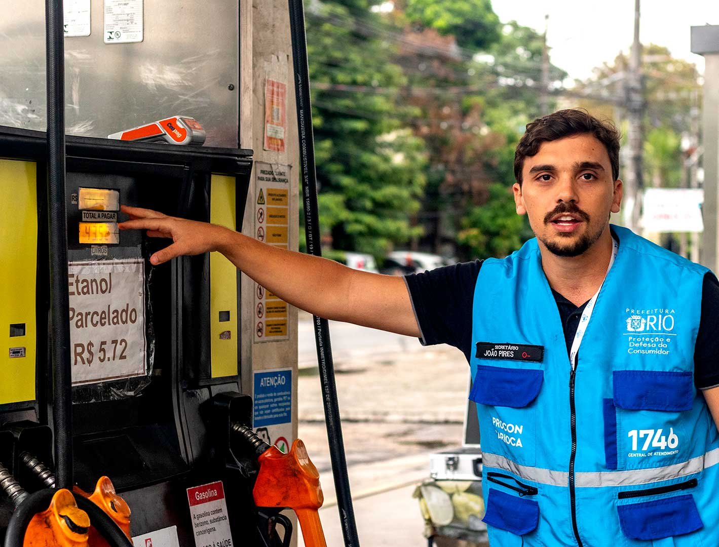 Fraudes mostradas nas bombas de gasolina por João Pires, o Cara do Posto