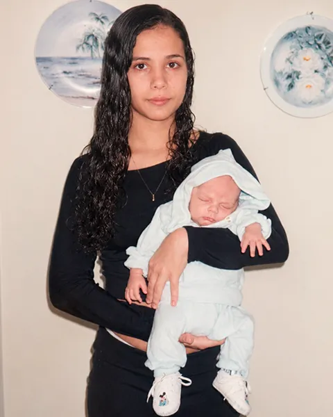 Renata de Paula, mãe de João Pires, ainda jovem com ele no colo Renata de Paula, mãe de João Pires, ainda jovem com ele no colo